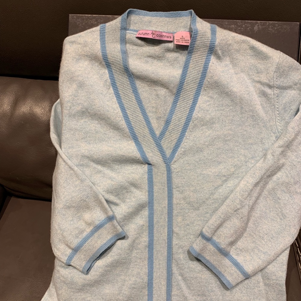 Light blue ladies cashmere sweater with 3/4 sleeve
Size S